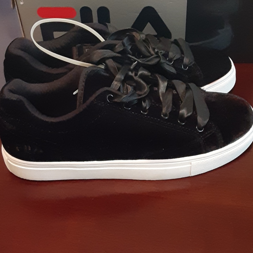 NWT Fila Velvet size 8 - Picture 1 of 5
